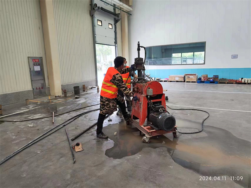 嘉鱼厂房地面下沉塌陷注浆加固施工